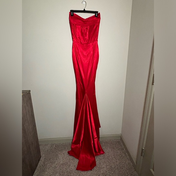 Elegant red satin fishtail gown - Picture 6 of 11